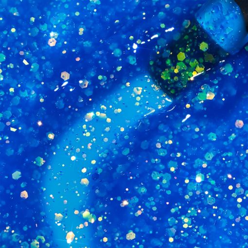 glitter_neon_builder_gel_fantasy_ocean_c9087_b Nahaufnahme eines blauen Glitzerlacks mit funkelnden, bunten Glitzerpartikeln