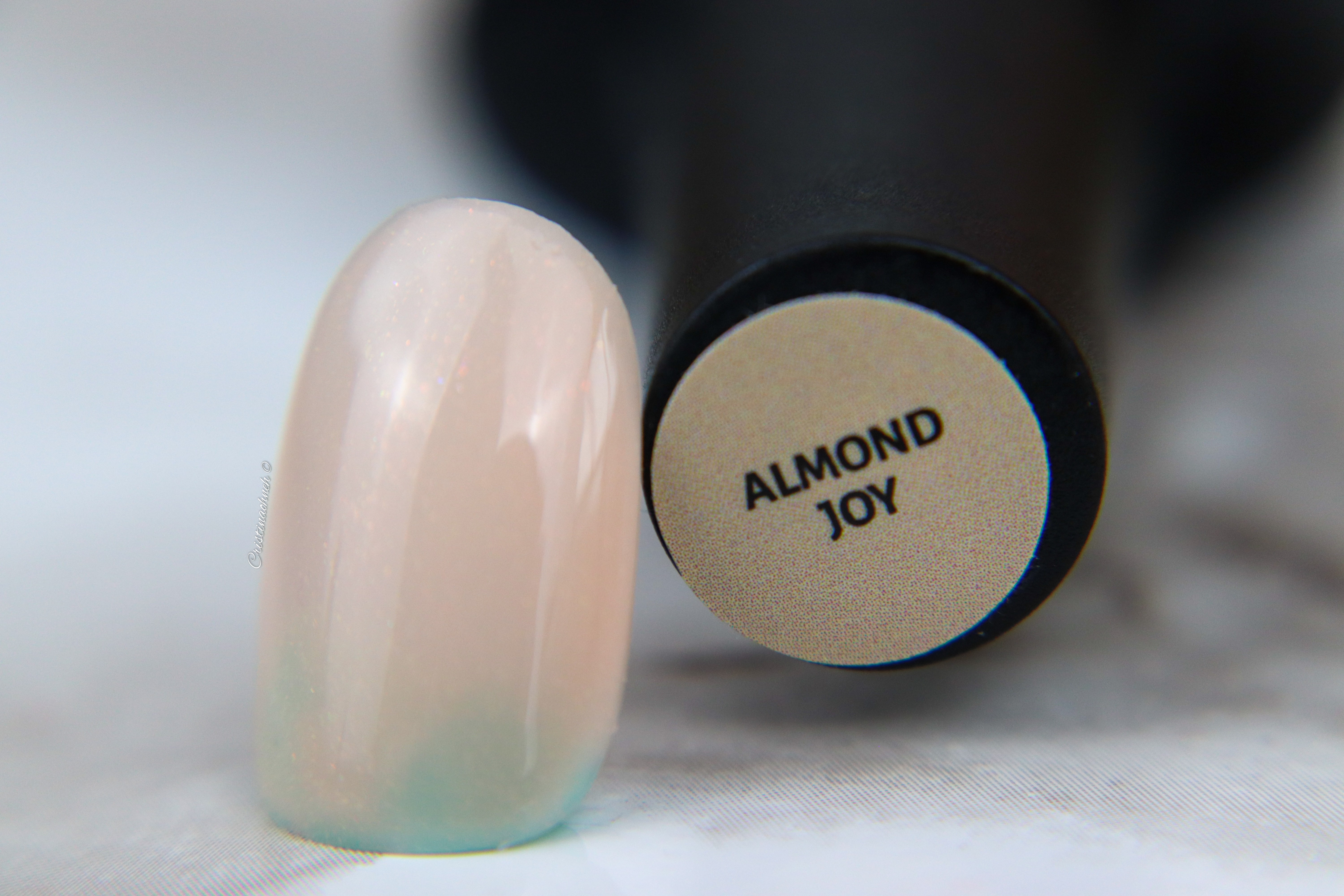 makro_almondjoy Nagel in der Farbe Almond Joy mit funkelndem Effekt
