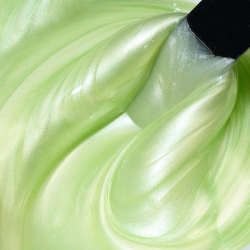 d0143_c Nahaufnahme von glänzender, schimmernder, grüner Creme mit einem Spatel