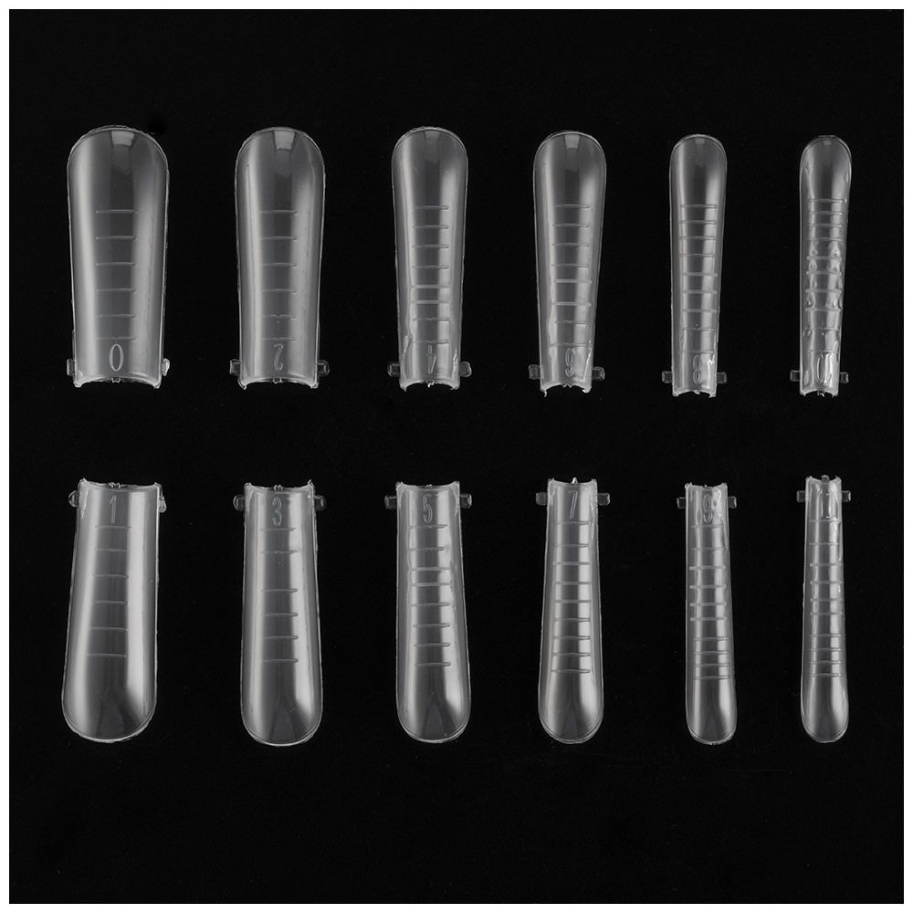 full_nail_revoshapes_nail_tips_art-_c5052_b Transparente Übungshandmodelle für Nageldesign auf schwarzem Hintergrund