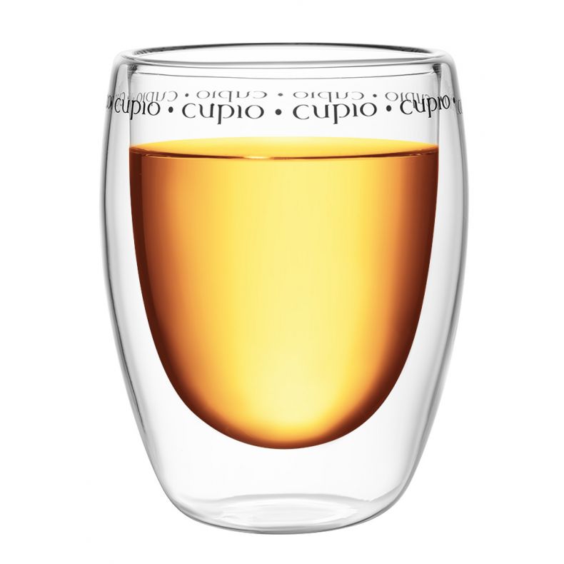 Doppelwandiger Glasbecher von Cupio mit goldfarbenem Getränk