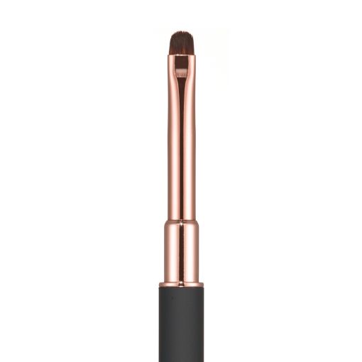 timeless_5-5mm_c9635_2 Nahaufnahme eines hochwertigen Lippenpinsels mit einem eleganten rosefarbenen Griff und einer präzisen Pinselspitze.