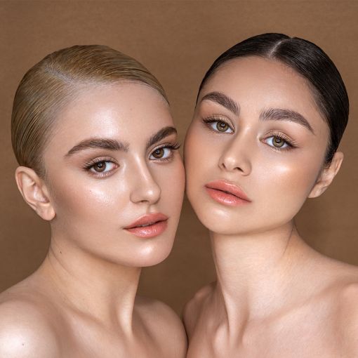 bb_cream_4_1_1 Porträt von zwei Frauen mit dezentem Make-up und besonderen Gesichtszügen