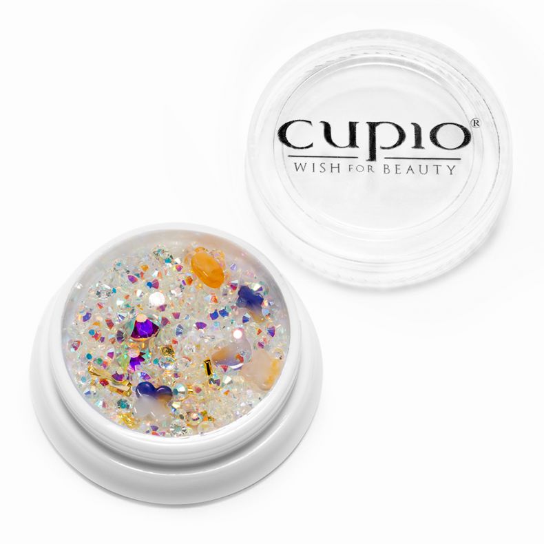 Offene Dose mit glitzernden Dekorationsperlen von Cupio in verschiedenen Farben