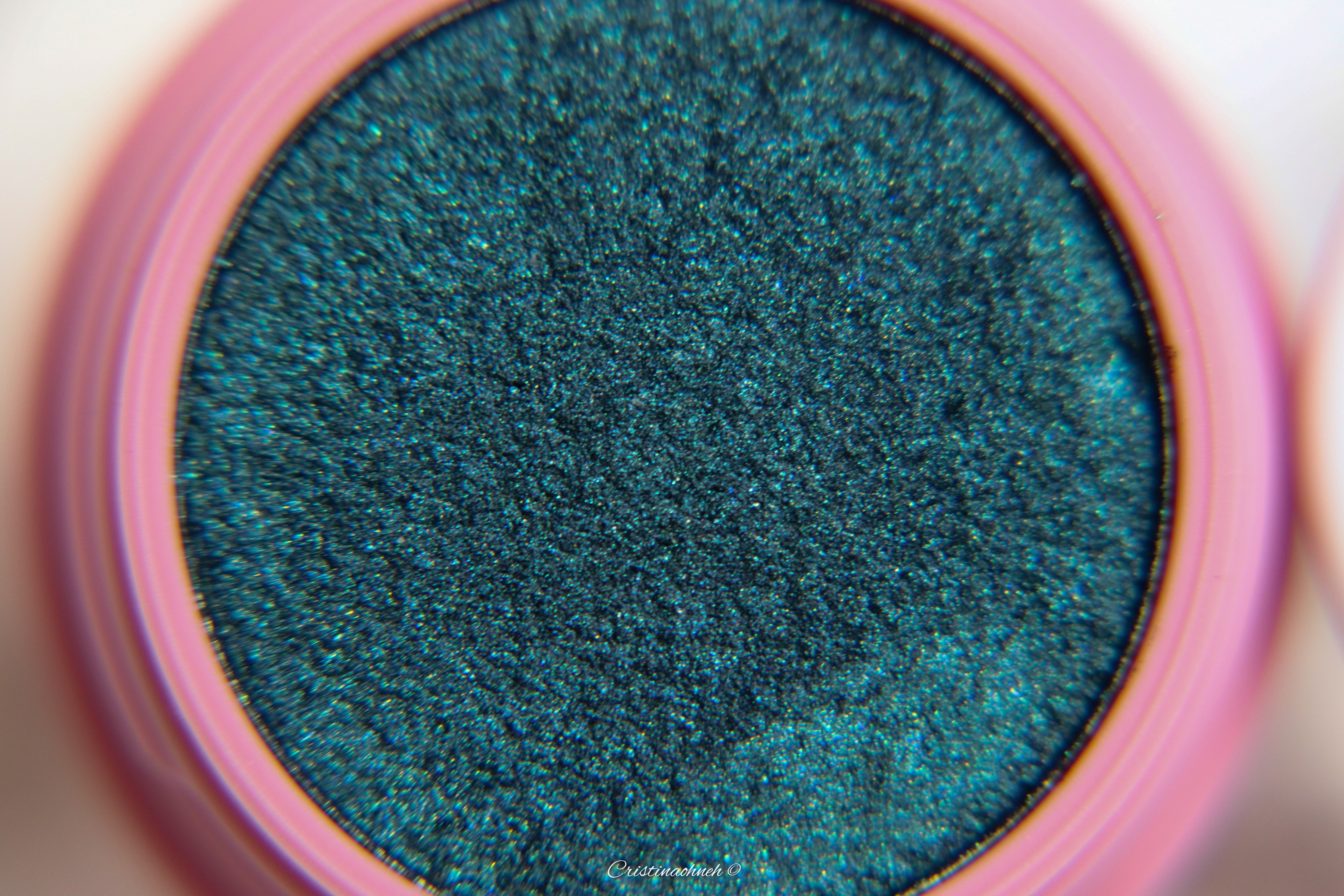 Nahaufnahme eines schimmernden blauen Lidschattens in einer Palette