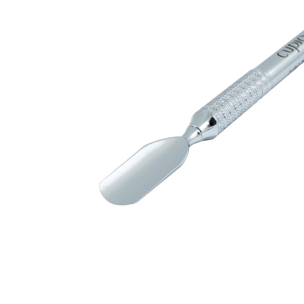 Detailansicht eines metallischen Nagelhautschiebers mit spatelförmiger Spitze und geriffeltem Griff für Maniküre und Nagelpflege