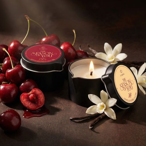 Brennende Duftkerze mit Kirschen und Vanilleschoten