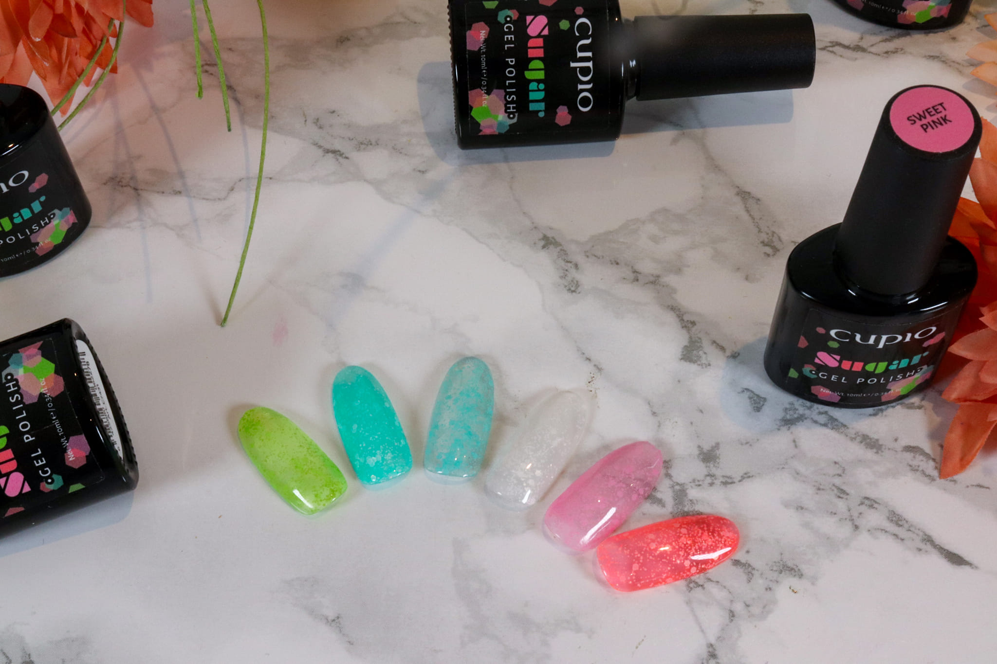 348935402_616285010561903_2790617995454694425_n Verschiedene Farben von Cupio Gel-Nagellacken auf einem marmorierten Tisch
