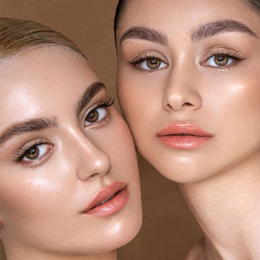 bb_cream_3_3_1 Nahaufnahme zweier Frauen mit makellosem Hautbild und betonten Augenbrauen