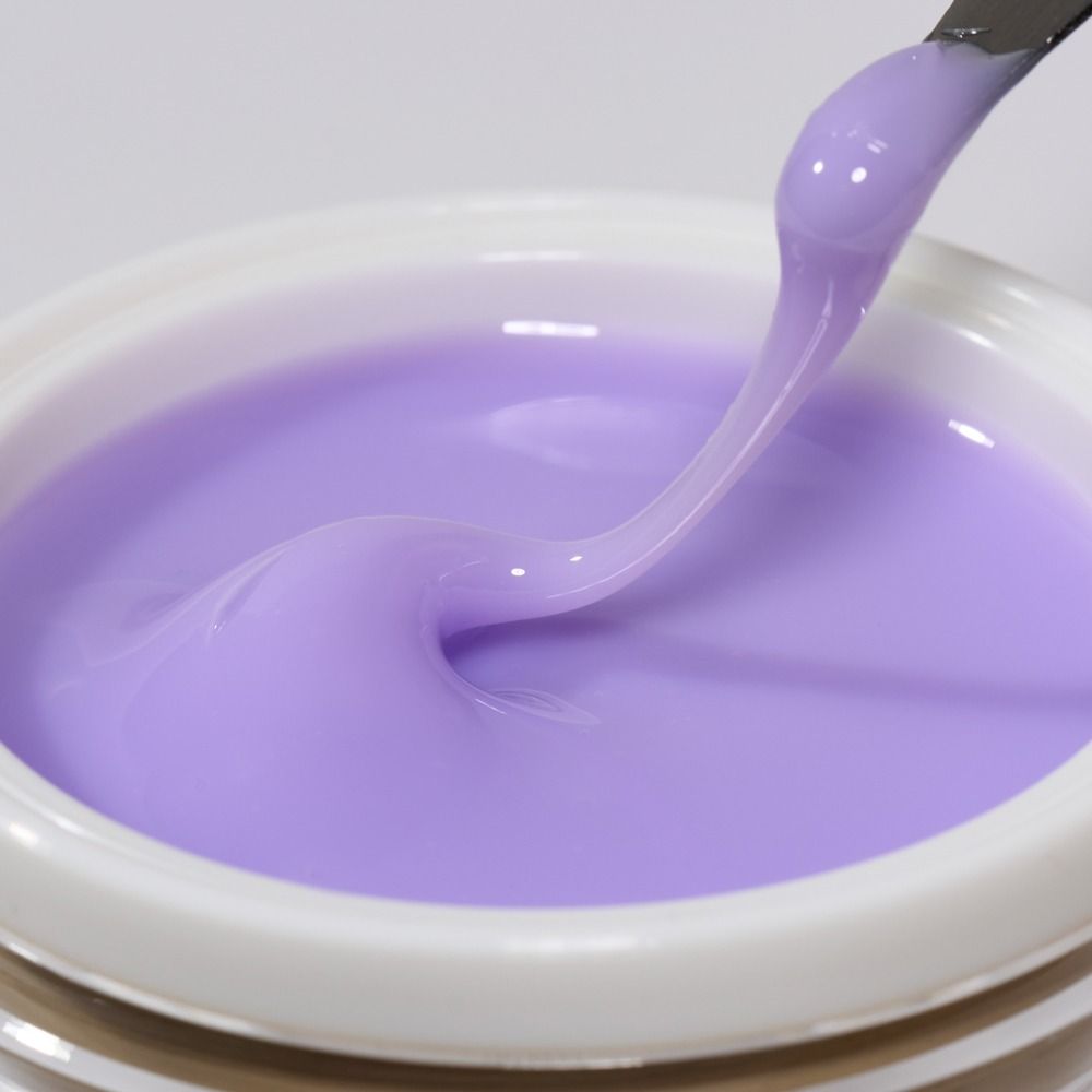 Violettes UV-Gel im geöffneten Tiegel, cremig aufgetragen mit Spatel – geeignet für Nagelmodellage und Nailart