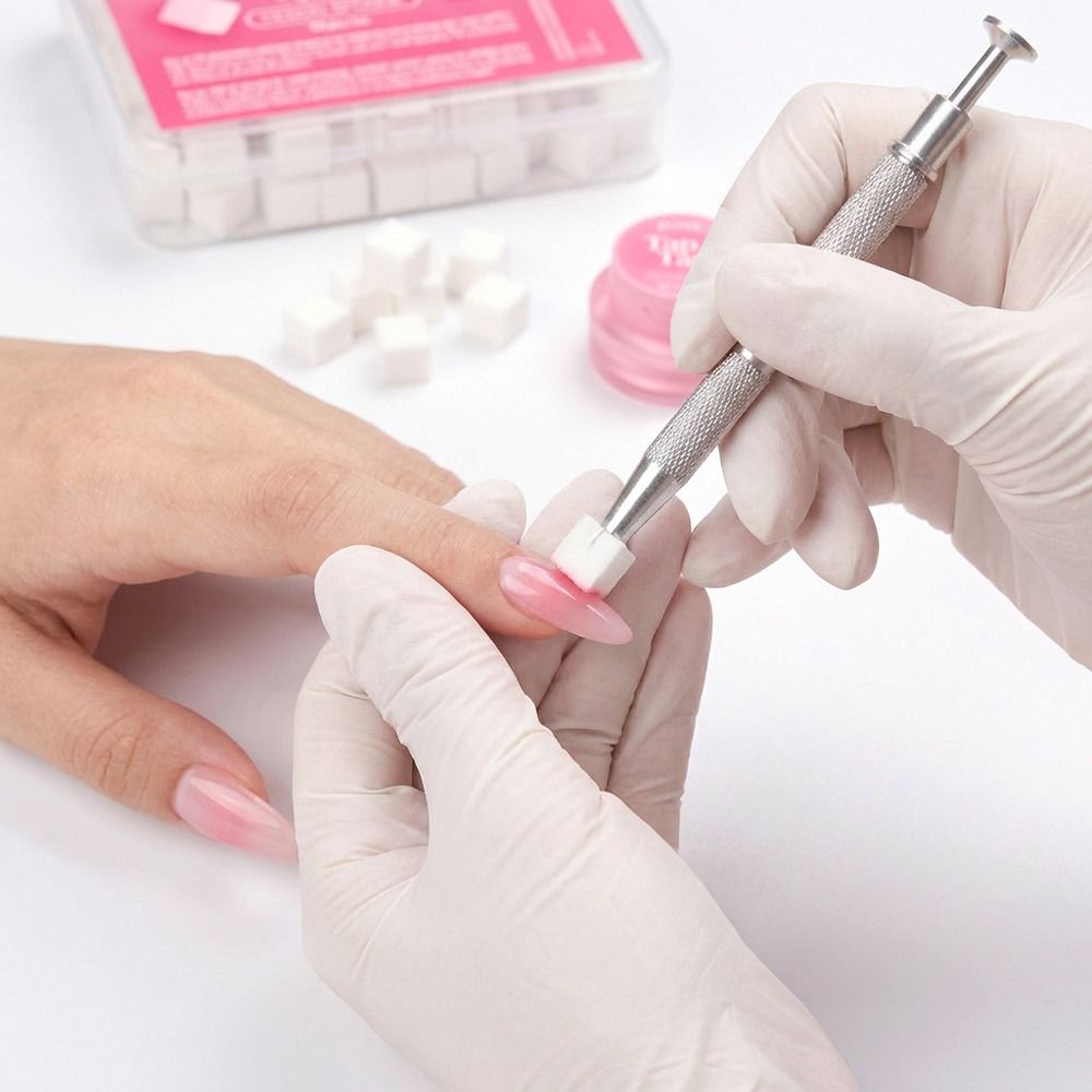 Anwendung des TapTap Baby Boomer Design Gel pinx. – Lowkey Icon 2g von Cupio mit Tapotiertechnik für sanfte Ombre-Farbverläufe auf Rosé-Gelnägeln