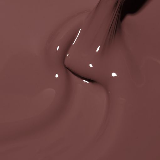 Nahaufnahme von flüssigem cremefarbenem Lidschatten auf einer glatten Oberfläche