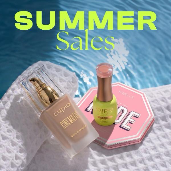 Werbebild für Summer Sales mit CUPIO Cinematic Foundation und limettengrünem Nagellack auf Handtuch am Pool