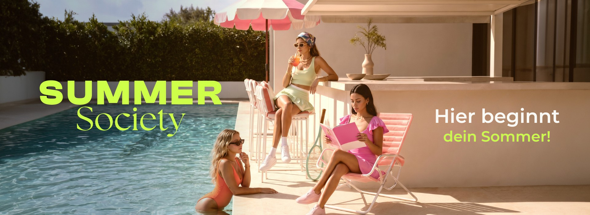 Drei Frauen in sommerlicher Damenmode am Pool einer modernen Villa, mit Liegestuhl, Sonnenschirm und Text „Summer Society – Hier beginnt dein Sommer!“