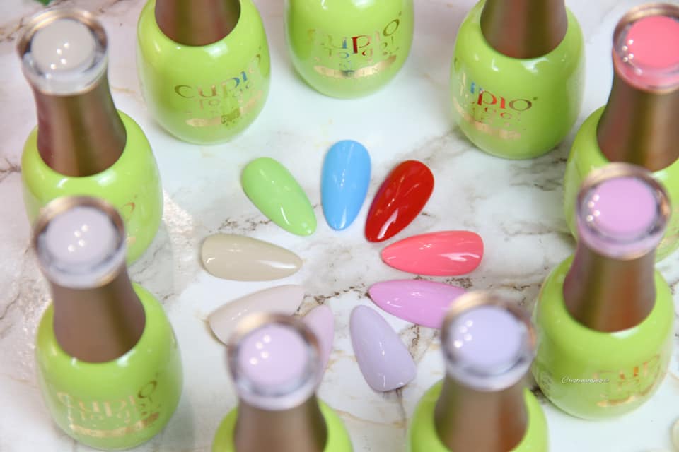 156539020_10219176452904950_8335224713038801404_n Eine Auswahl an bunten Nagellackfläschchen von Cupio und Nagelspitzen in verschiedenen Farben.