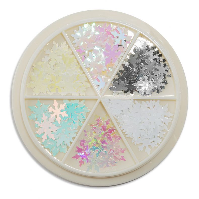 Dekoration mit bunten Schneeflocken in einer praktischen Aufbewahrungsbox