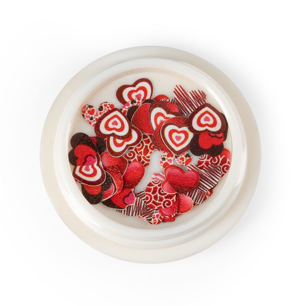 Bunte Herzchen aus Papier in einem runden Glasbehälter