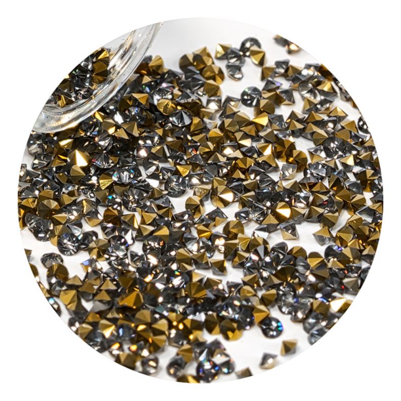 Bunte Auswahl an goldenen und silbernen Strasssteinen auf hellen Untergrund