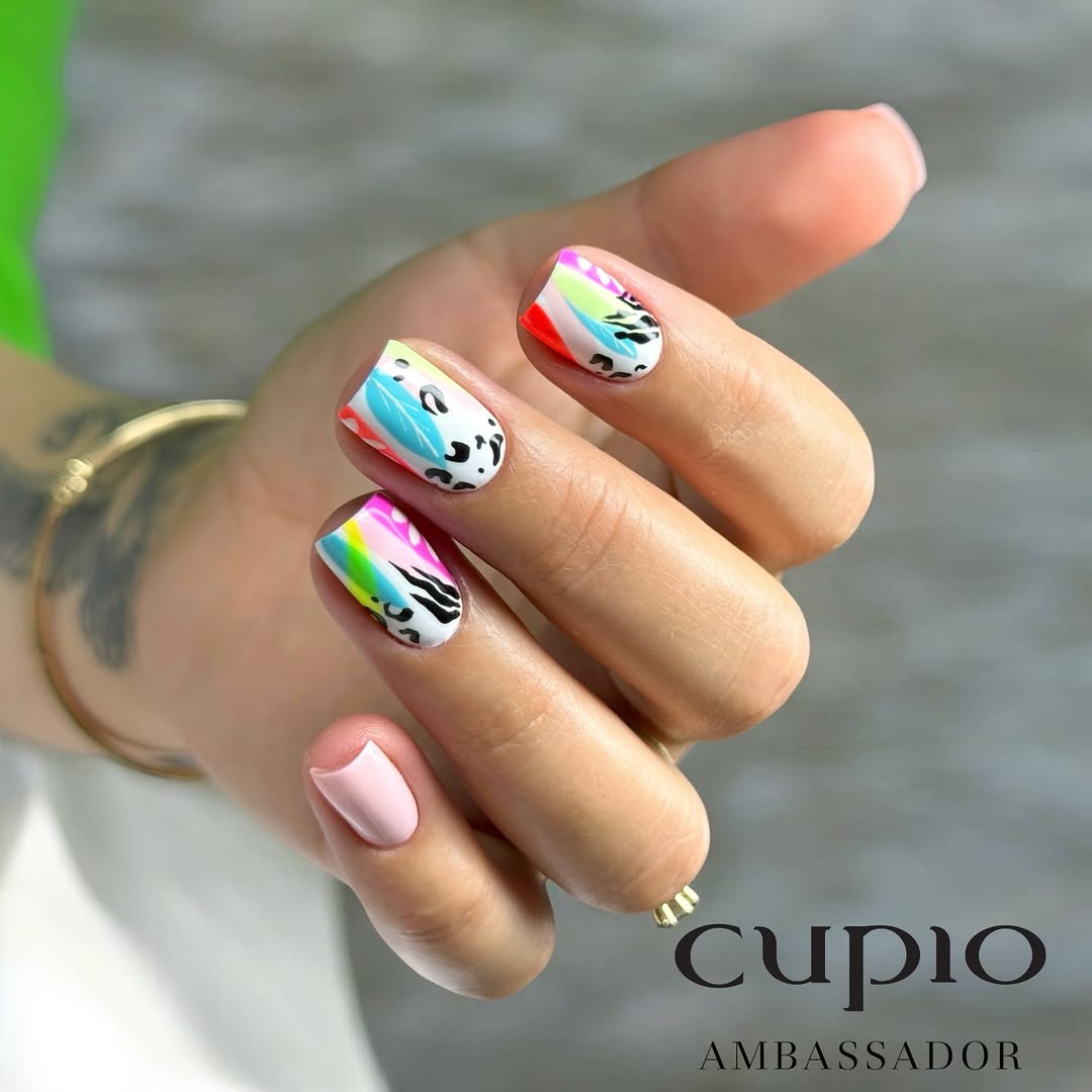 Fingernägel mit buntem Design in Rainbow-Style und animalischen Motiven
