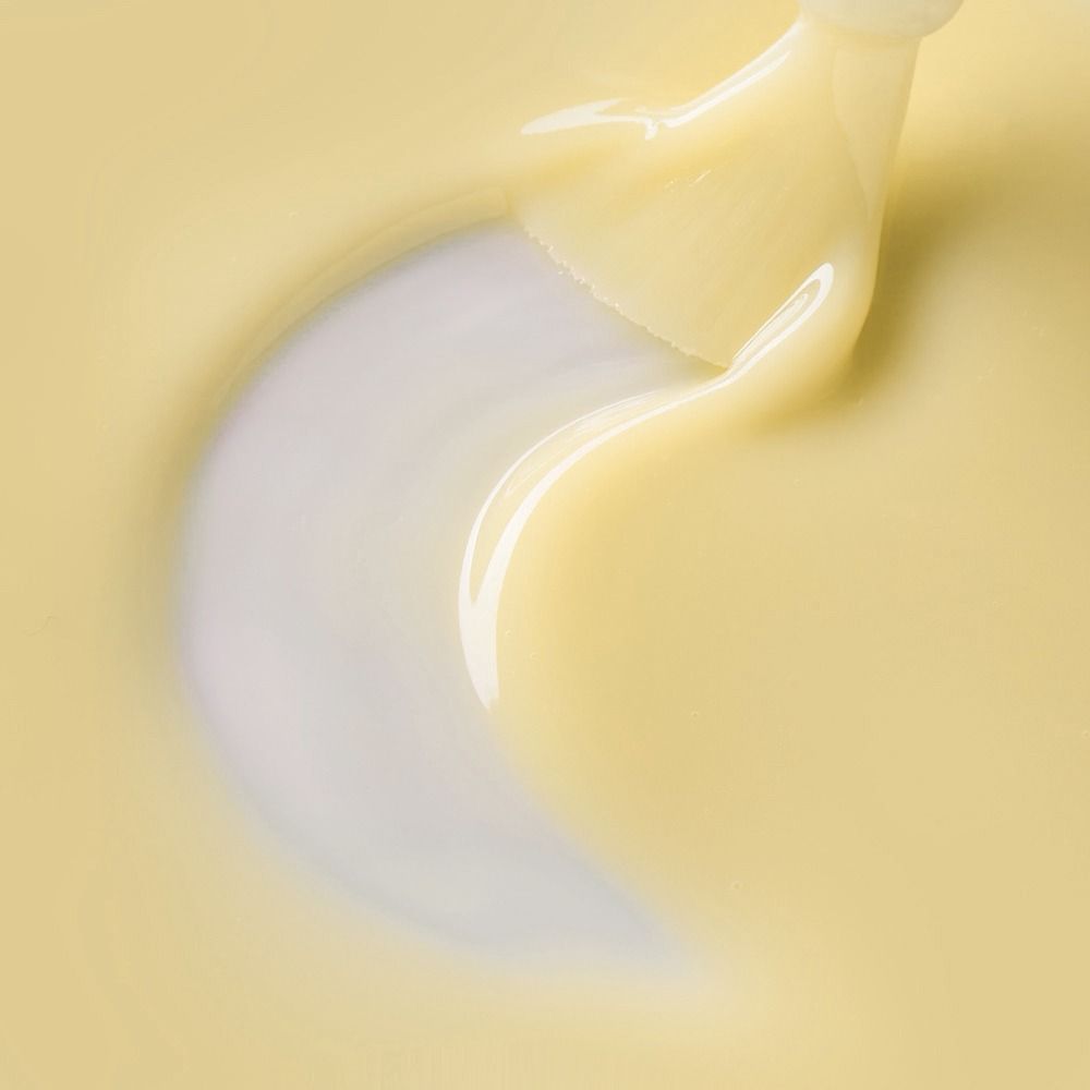 Nahaufnahme von Cupio RevoGel Flüssig – Butter Yellow 15ml, flüssiges Polygel in buttergelber Farbe für präzise, robuste Nagelverlängerungen mit UV/LED Aushärtung