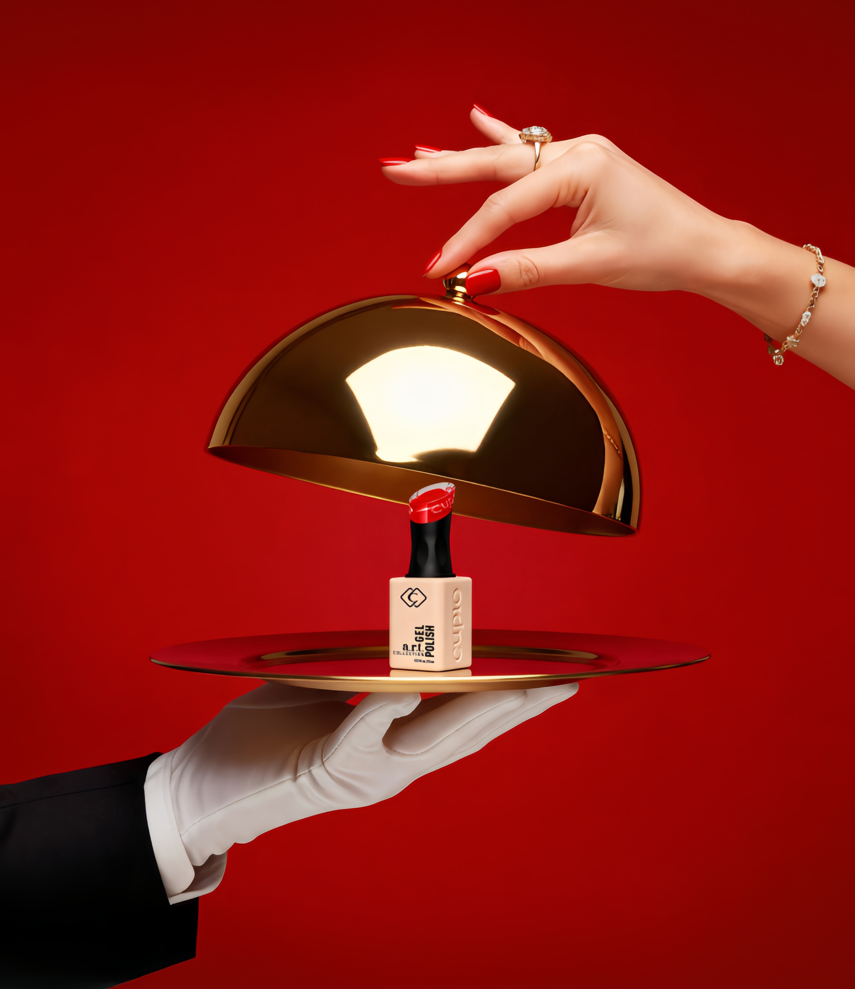 Nagellackflasche auf goldenem Serviertablett mit rotem Hinte