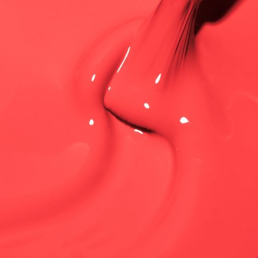 Rote Farbe, die auf eine glatte Oberfläche strömt, ideal für kreative Projekte.