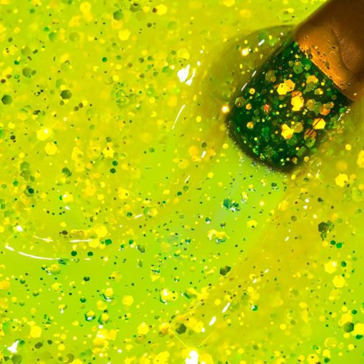 glitter_neon_builder_gel_sweet_lime_c9084_b Nahaufnahme von glitzerndem gelben Nagellack mit einem grünen Pinsel