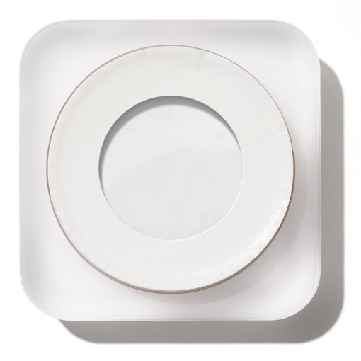 Produktfoto eines modernen weißen LED-Einbauspots mit rundem Panel auf quadriger Grundplatte, minimalistische Deckenleuchte von oben