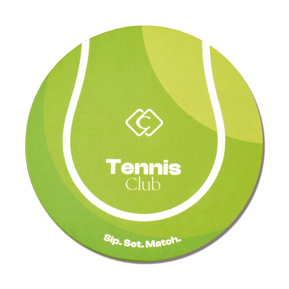 Grüner, runder Untersetzer im Look eines Tennisballs mit weißem Aufdruck „Tennis Club“ und dem Slogan „Sip. Set. Match.“
