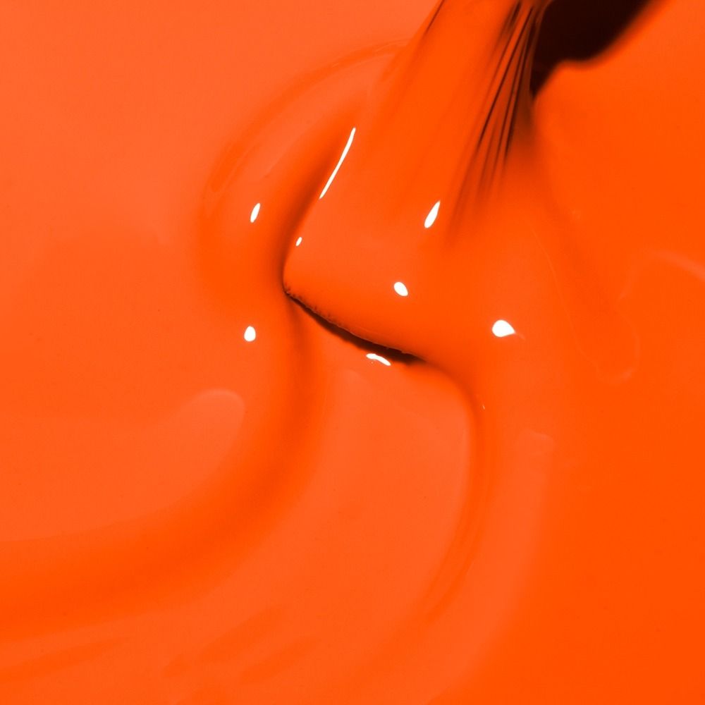 Nahaufnahme von orangefarbenem Lack, der sanft fließt