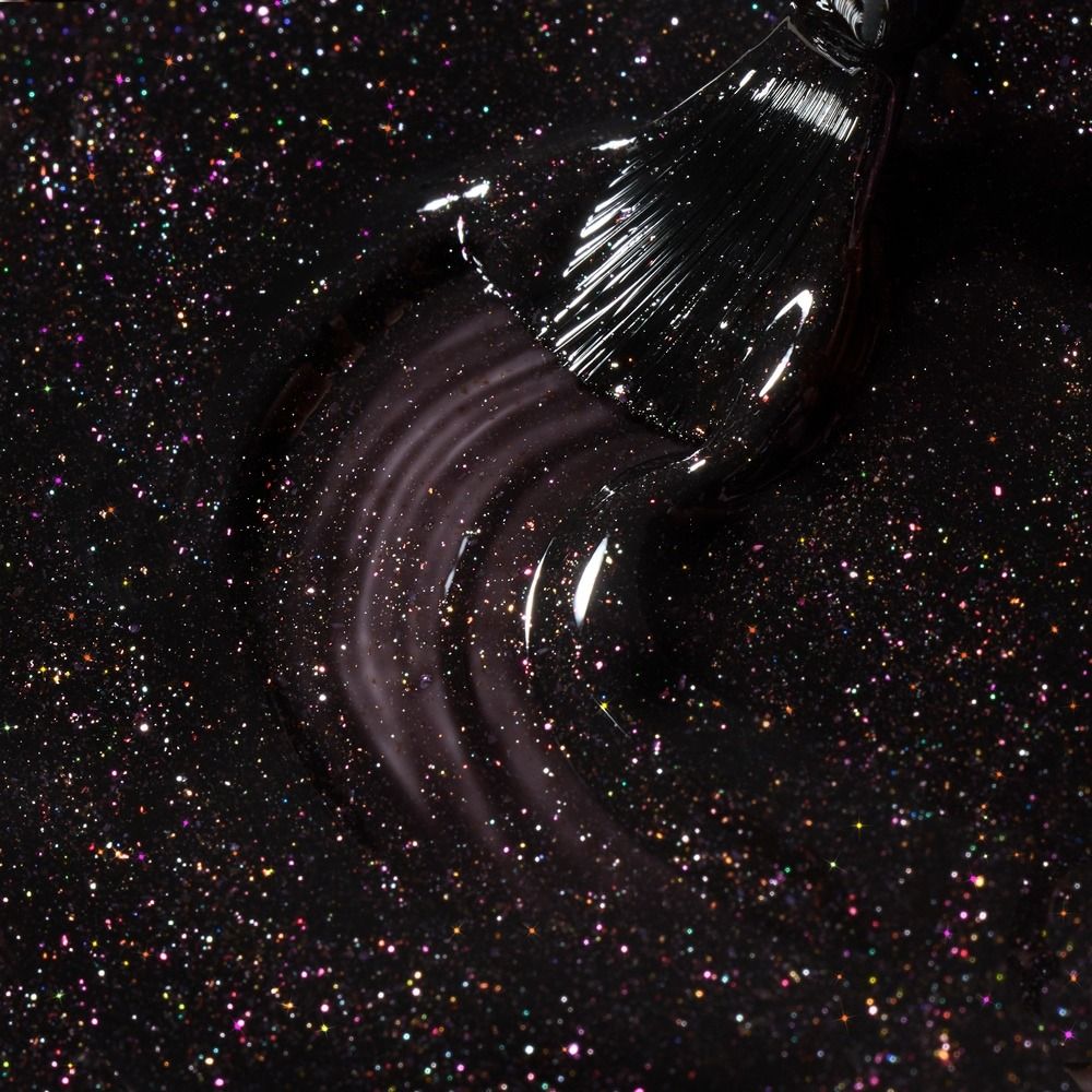 Nahaufnahme eines Pinsels, der schwarzen Glitzer-Nagellack mit holografischem Funkeln aufträgt