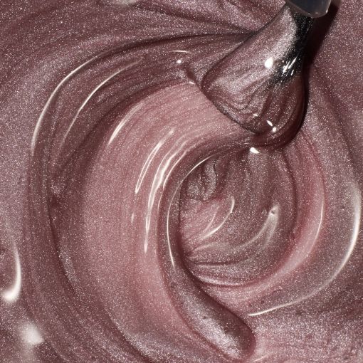 Nahaufnahme einer schimmernden rosafarbenen Creme, die einen glatten, glänzenden Look zeigt.