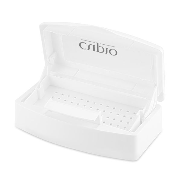 cutie_sterilizare_logo Weiße Aufbewahrungsbox mit Belüftungslöchern und einem Deckel.