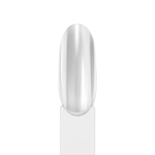 pigment_chrome_moonlight_c9064_c_v2 Nagelmodell mit glänzendem, nagelweißem Lack auf einem Farbring