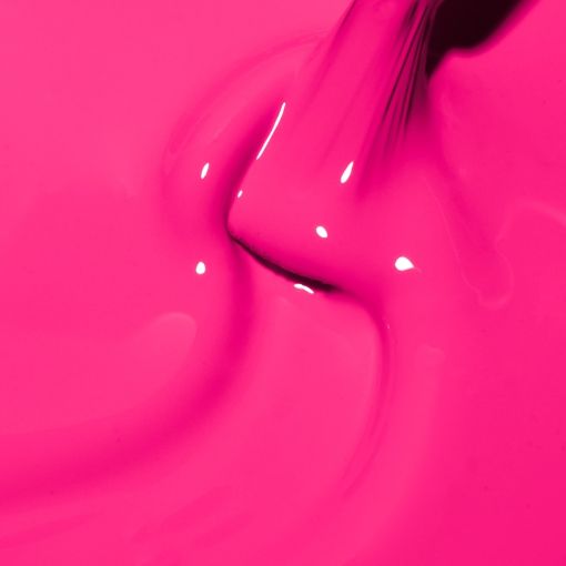 Nahaufnahme von leuchtend pinker Farbe, die flüssig auf einer Oberfläche liegt.