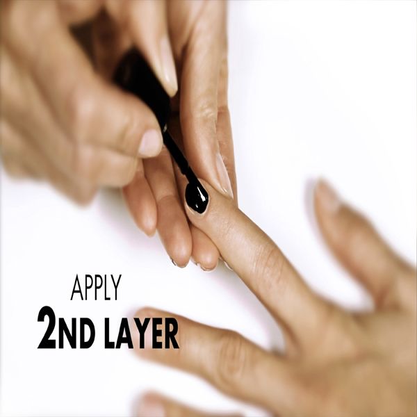 Anwendung von zwei Schichten Nagellack auf einem Fingernagel.