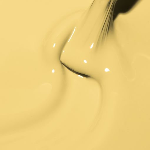 d0159_b Nahaufnahme einer glatten, gelben Farbe mit einem Pinsel, der in die Farbe eintaucht.