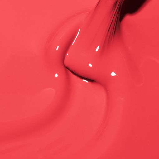 Nahaufnahme von glänzendem, rotem Nagellack, der sich ausbreitet.