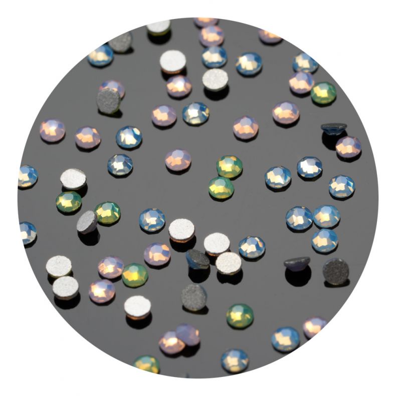 Vielfalt an bunten Glitzersteinen auf schwarzem Hintergrund