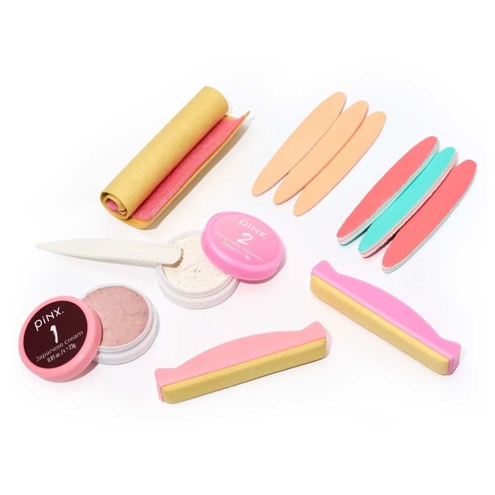 Nagelpflege-Set für Maniküre mit Nagelfeilen, Polierblöcken, Buffer, Nagelpuder und Spatel auf weißem Hintergrund