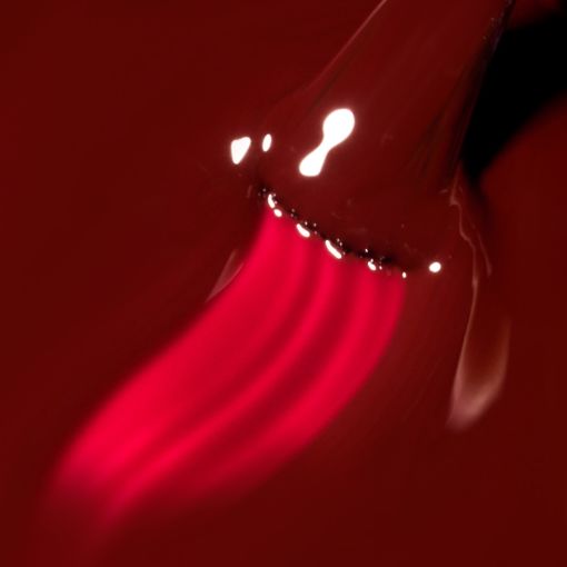 gel_effect_tuscan_tango_c8608_c Nahaufnahme eines Pinsels mit rotem Lack und leuchtendem Farbverlauf