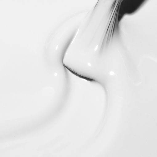 Nahaufnahme von weißer Flüssigkeit mit Löffel