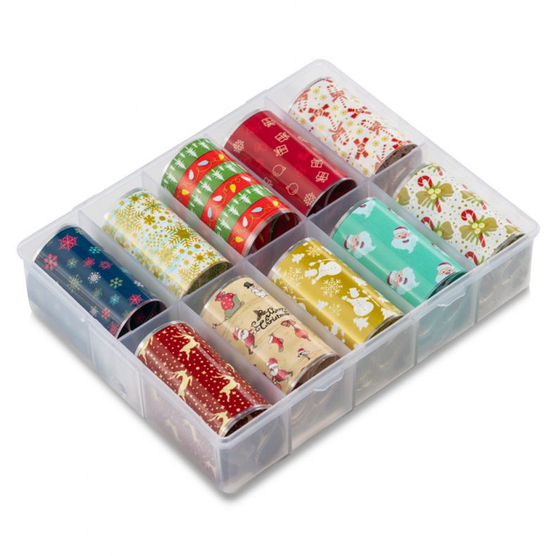 Weihnachtliche Geschenkbandrollen in einer transparenten Aufbewahrungsbox, dekoriert mit verschiedenen festlichen Motiven.