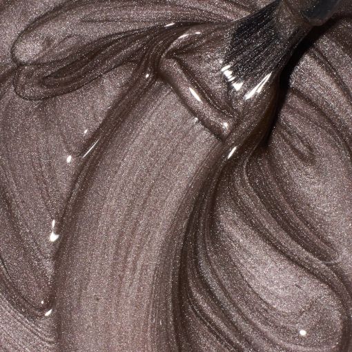 Nahaufnahme einer schimmernden, braunen Farbcreme mit Pinselstrichen