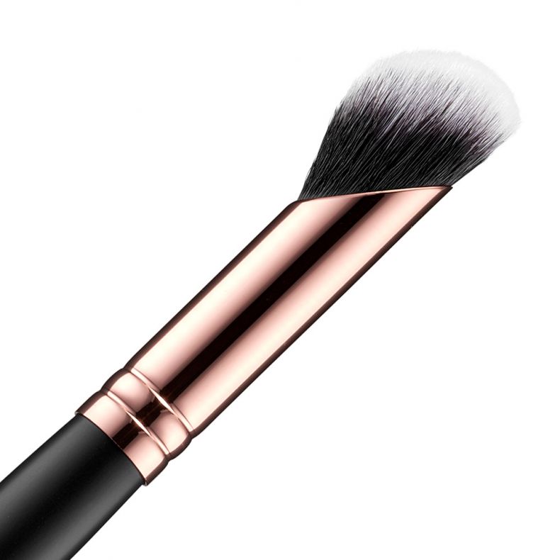 Nahaufnahme eines Make-up Pinsels mit rosegoldener Fassung und weichen Borsten