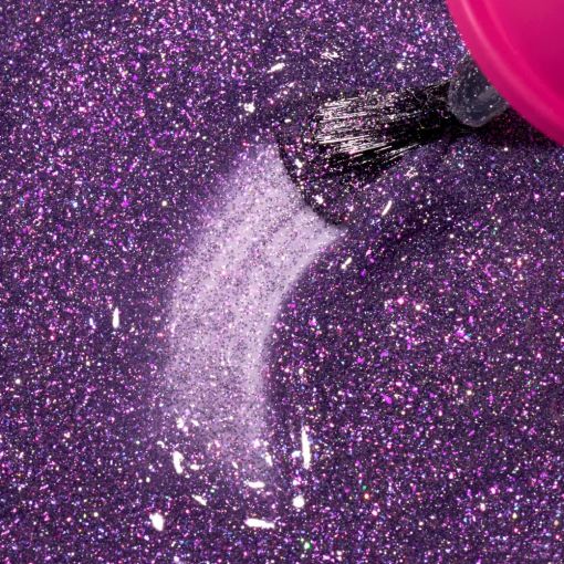 Pinsel trägt lila Glitzer-Nagellack auf