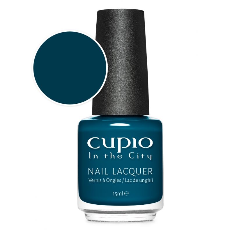 Nagellackflasche von Cupio in einer eleganten tiefblauen Farbe, 15ml