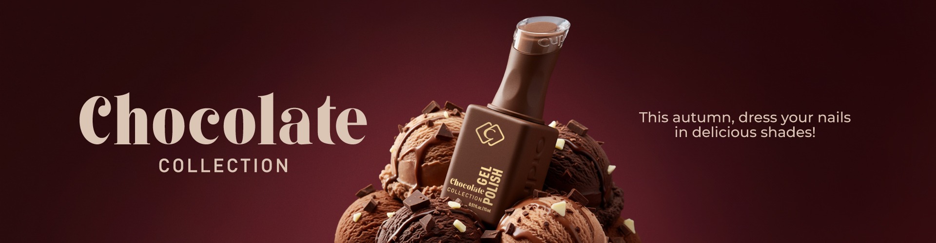 Schokoladenfarbene Nagellackflasche auf Schokoeis vor burgunderfarbenem Hintergrund
