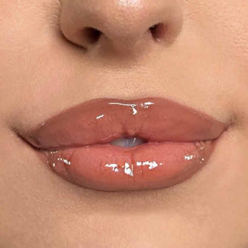 Nahaufnahme glänzender Lippen mit Nude-Lipgloss