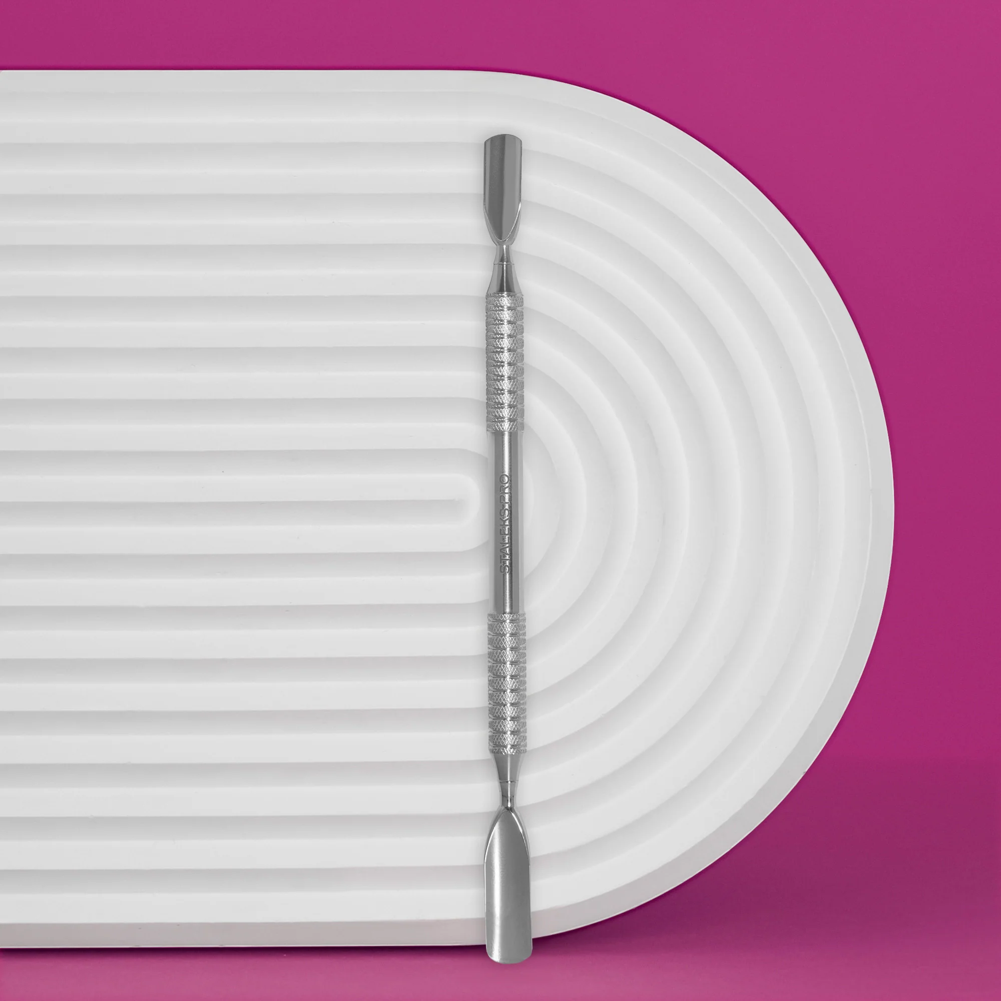 Hochwertiger Metallspatel auf einer strukturierten Unterlage